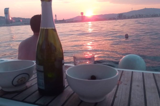 1h Refreshing Sailing Tour in Barcelona with Open Bar & Snacks - Who will enjoy it most