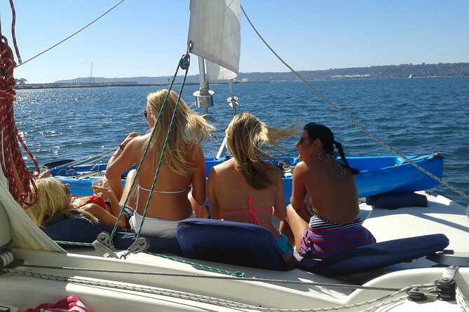 2.5-Hour Small-Group Catamaran Sunset Sail with Drinks - Drinks, food, and the sunset mood