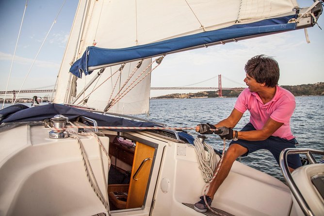 2,5h Lisbon Sunset Sail with Drinks and Snacks - Alcântara, Almada, and Cristo Rei