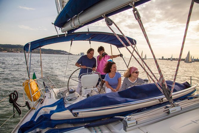 2,5h Lisbon Sunset Sail with Drinks and Snacks - Sailing with Leo instead of riding a standard cruise