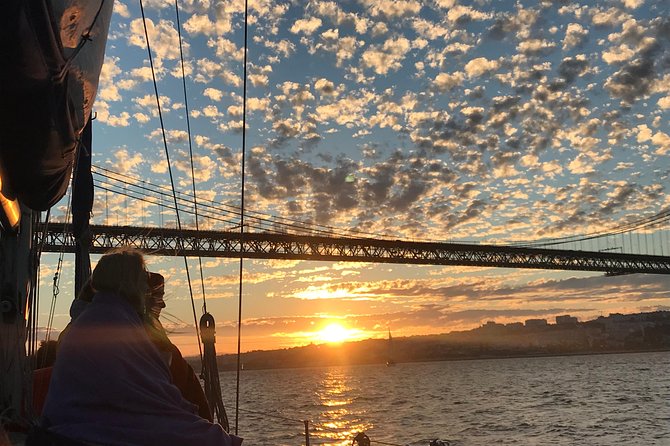 2 Hour Lisbon Sunset and Wine Sailing Tour - Finding the boat in Alcântara