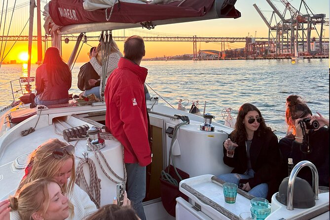 2 Hours Private Sailing Tour with Wine and Snacks - The discovery monument from the river