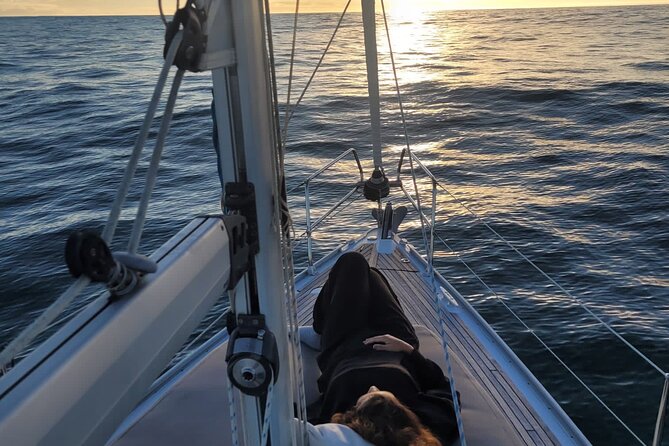 2 hours Private sunset experience by sailboat in Cascais - Cidadela and the old defensive shore
