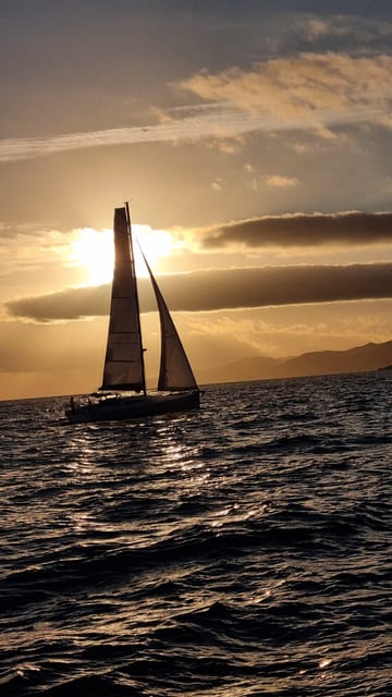 2 hours sunset sailing in a sailboat in Platja d'Aro - Sailing along the coast as the light changes