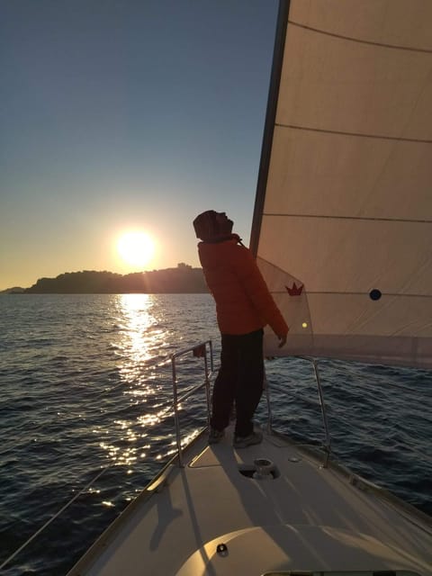 2 hours sunset sailing in a sailboat in Platja d'Aro - What happens when the weather changes