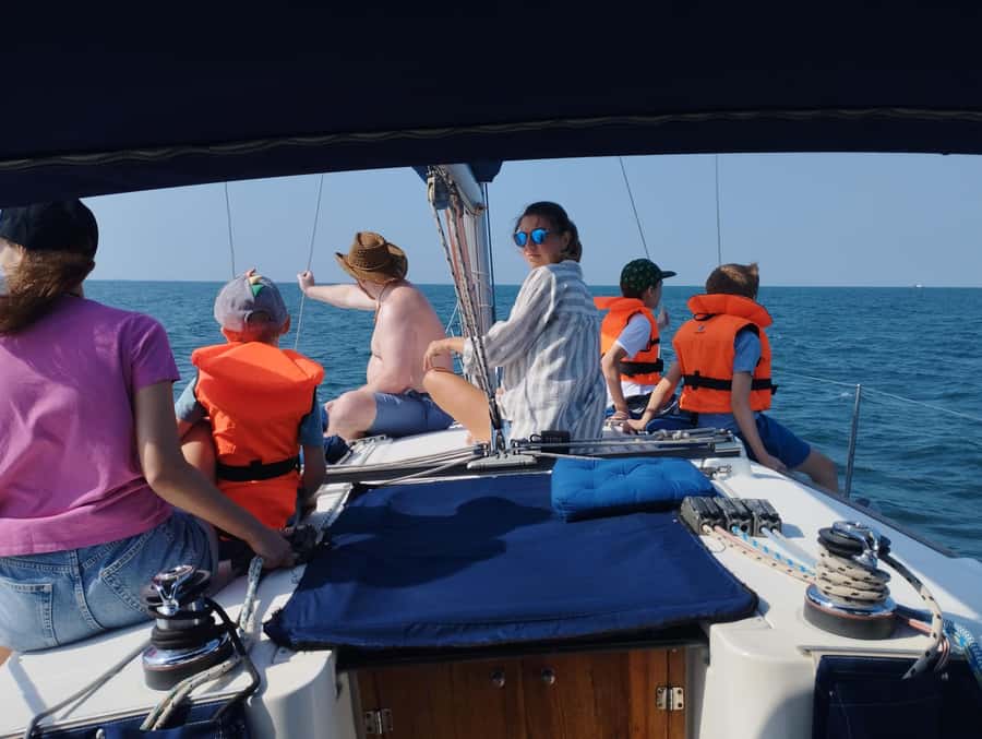 2 hrs Sailing tour with views on Burj Khalifa, Dubai skyline - The first 45 minutes, skyline and big ships