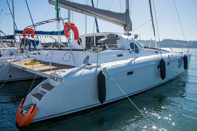 2H Tour on a Private Sailing Catamaran "Scarlett" up to 16 people - Seeing Lisbon from the Tagus River