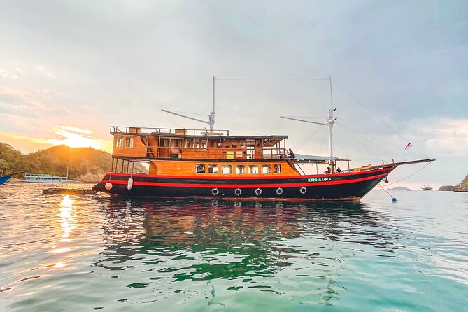 3 Days Deluxe Boat Private Cabin Sailing Trip in Komodo Island - Day two: Padar, Pink Beach, and Komodo dragons