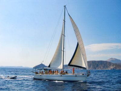 Milos & Polyaigos Full-Day Sailboat Tour with Lunch