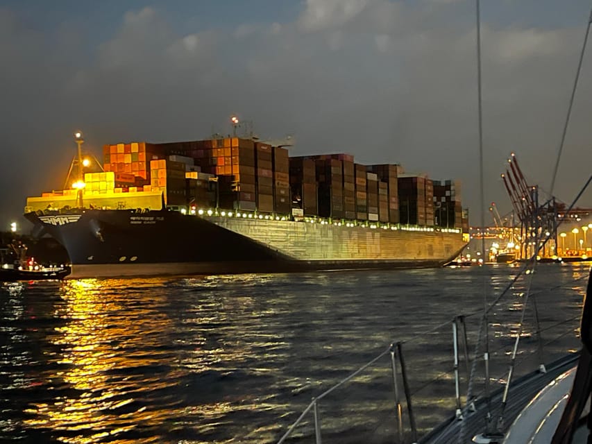 "After Work" - Sailing-Yacht Cruising Event, Hamburg/Elbe - Leaving Hamburg beside the concert hall