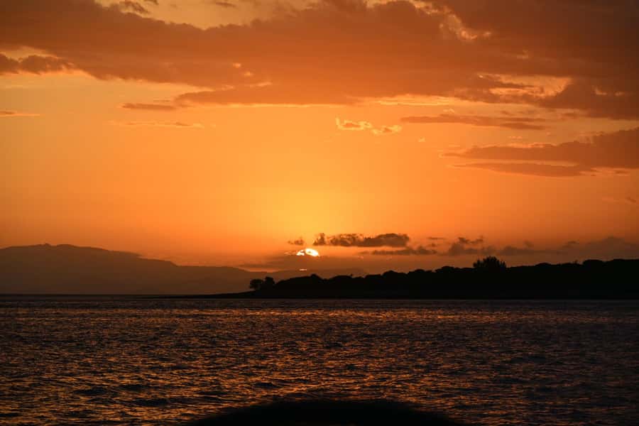 Airlie Beach: 2-Night Whitsundays Sailing Trip with Meals - Sunset, blue lights, and stars