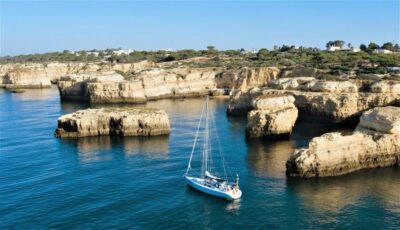 Albufeira: Sailing Boat Cruise BBQ & Open Bar on the Beach