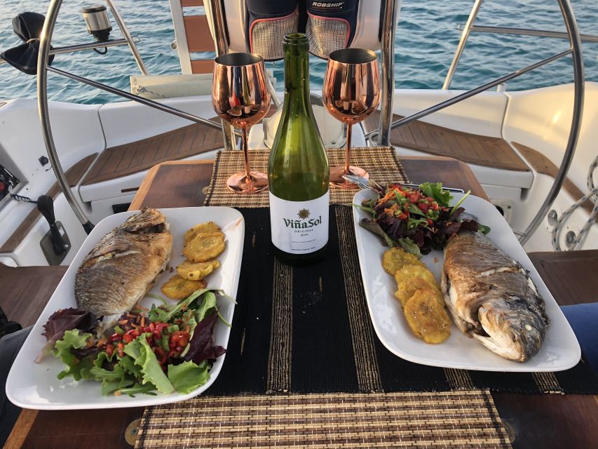 Alcudia: Romantic Sailing Trip with Diner for 2 - Swimming and snorkeling near the Lighthouse