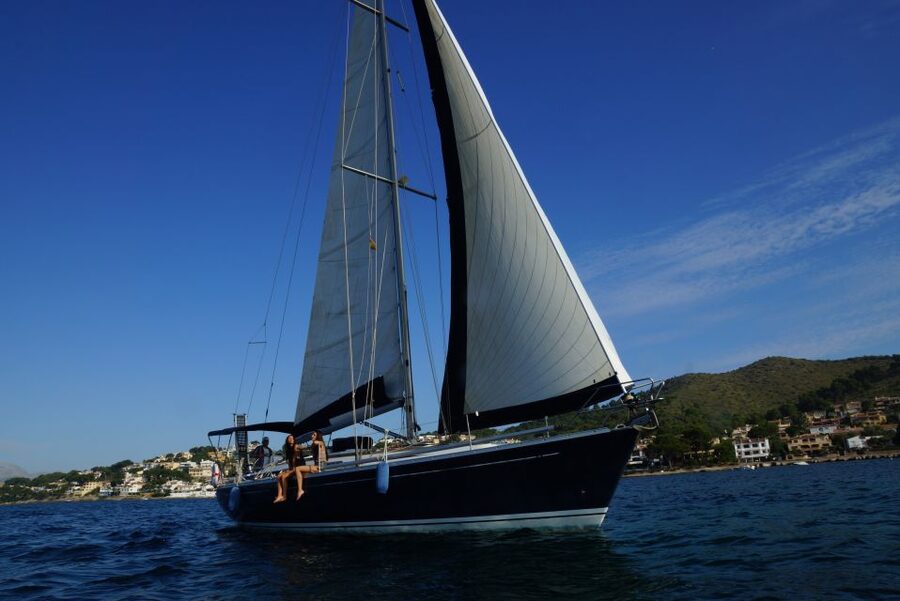 Alcudia: Romantic Sailing Trip with Diner for 2 - Sunset, Spanish wine, and the return sail