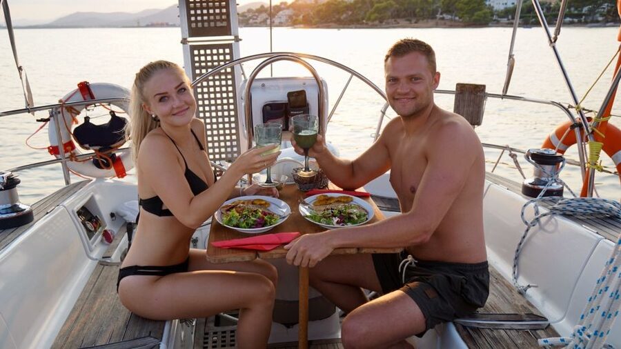 Alcudia: Romantic Sailing Trip with Diner for 2 - Alcudia Bay by yacht, not by roadside viewpoint