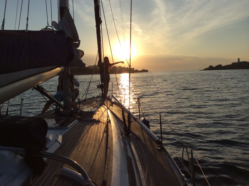 Alcudia: Sailing Yacht Excursion with Wine & Tapas - Homemade tapas with a Mallorcan feel