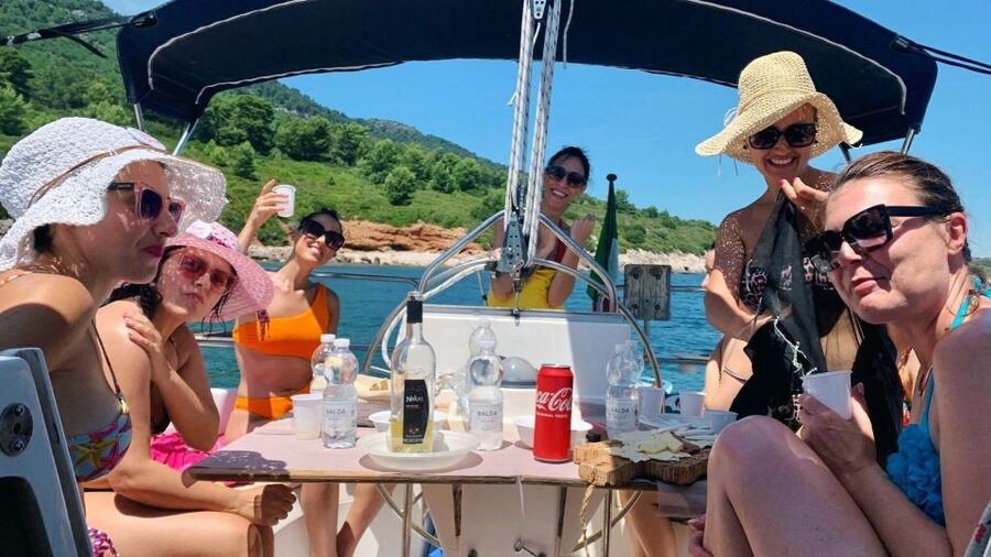 Alghero: Sailboat excursion in Porto Conte bay w/ Lunch - Cala dell’Olandese and Capo Galera