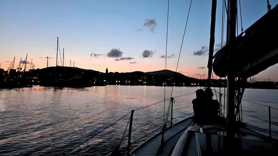 Alghero: sunset sailing tour from Fertilia - Why the eight-person boat changes the experience