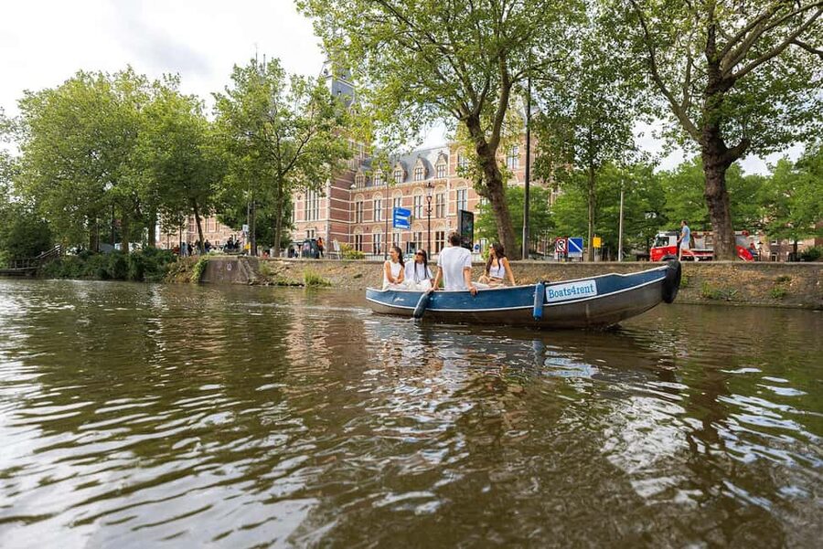 Amsterdam: Sail Yourself with a 2 Hour Boat Rental - How this compares with a standard canal cruise