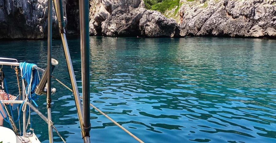 Apulia: sailing boat tour with aperitif - Porcinara Cave and Three Doors Cave