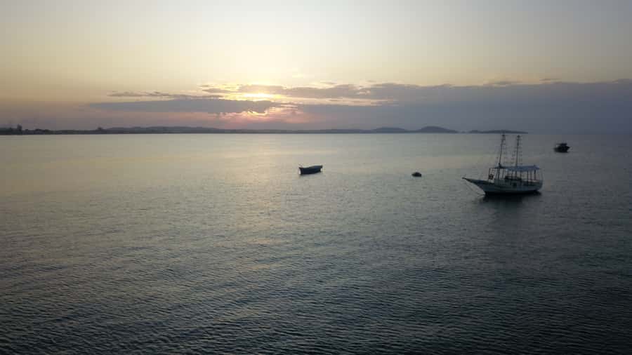 Armação dos Búzios: 3-Stop Schooner Boat Ride - Boarding in Centro and getting ready
