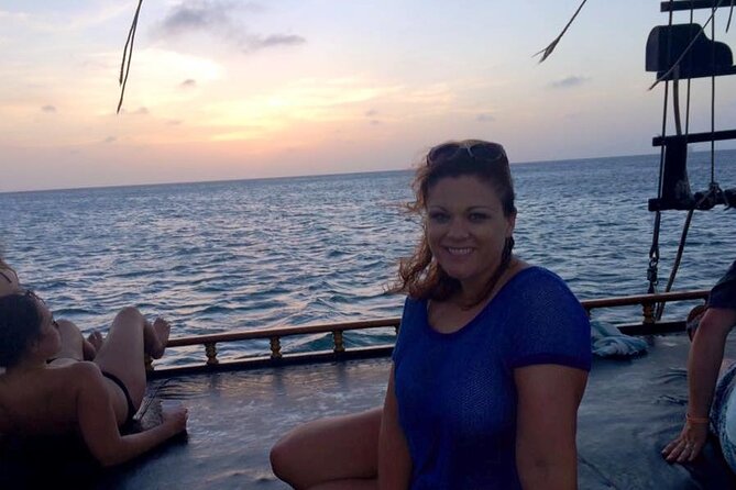 Aruba Sunset Jolly Pirate Sail with Open Bar - The open bar, music, and social atmosphere