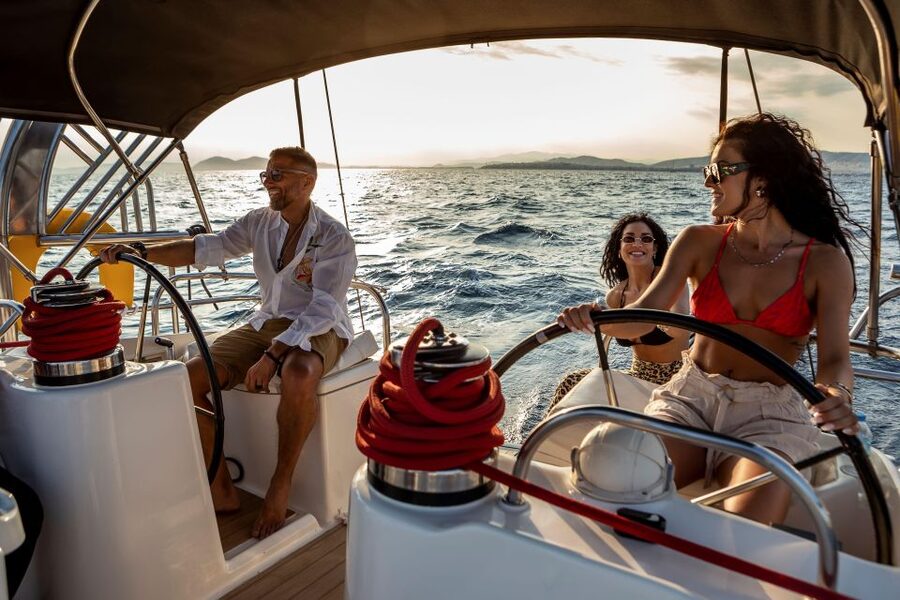 Athens Riviera: Semi-Private daily sailing cruise with lunch - Sailing onward to Vouliagmeni Bay