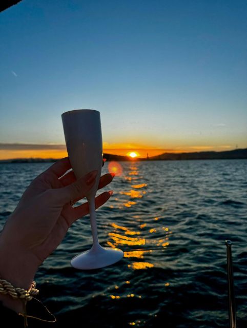 Barcelona: Boat trip with cava in amazing sailboat - A closer look at the skipper and service
