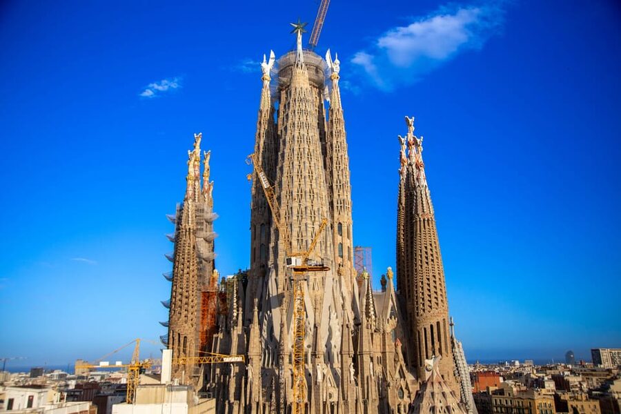 Barcelona Guided Sagrada Familia Tour & Sailing Experience - Meeting the guide outside the shop