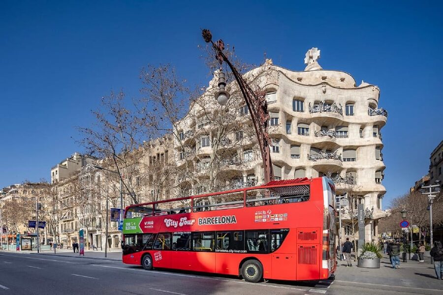 Barcelona: Hop-On Hop-Off Bus with Sailing Cruise - Riding the green East route to Sagrada Familia and Park Güell