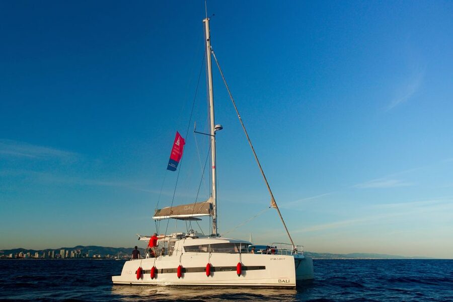 Barcelona: Lunch or Dinner on the Mediterranean Sailing Tour - Sunset dinners, daylight lunches, and special occasions