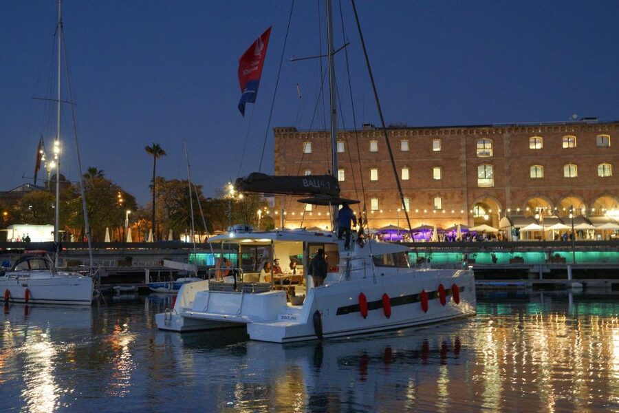 Barcelona: Lunch or Dinner on the Mediterranean Sailing Tour - Final verdict: book it for the setting