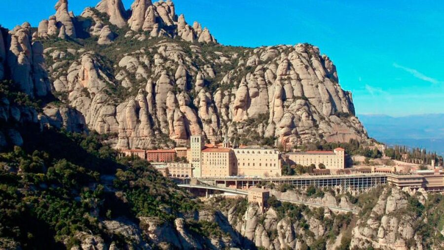 Barcelona: Sailing Experience and Montserrat Tour - The morning at Montserrat and its mountain setting
