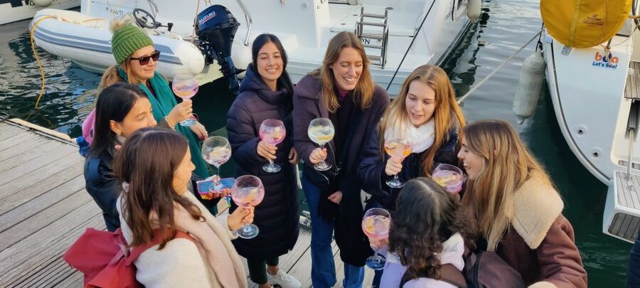 Barcelona: Sailing trip with GINTONIC workshop - Sailing along Barcelona’s coast