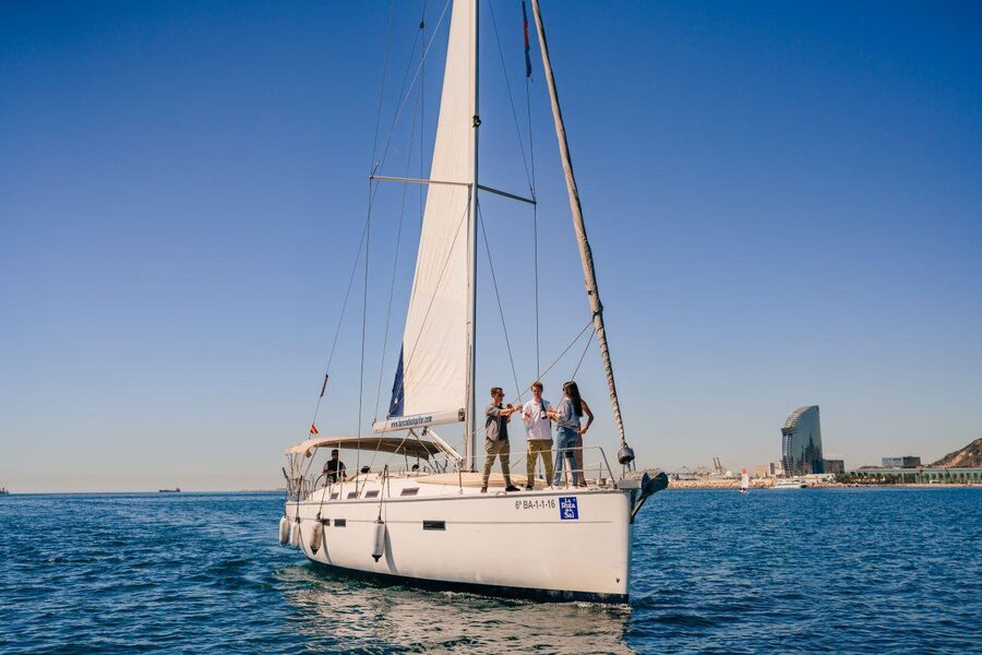Barcelona: Sailing trip with GINTONIC workshop - Meeting the crew at Port Olimpic