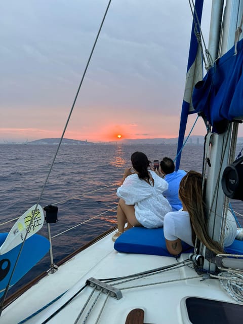 Barcelona: Sunset Sailboat Cruise with Drinks and Snacks - The first minutes: Barcelona from the harbor