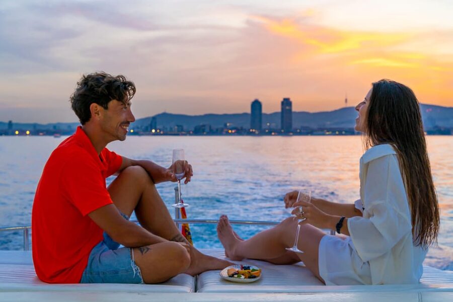 Barcelona: Sunset sailing in yatch with wine and snacks - What the small yacht group changes