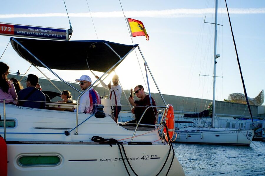 Barcelona: Sunset Sailing with Live Guitar Music and Tapas - Meeting Bombon at Port Olímpic