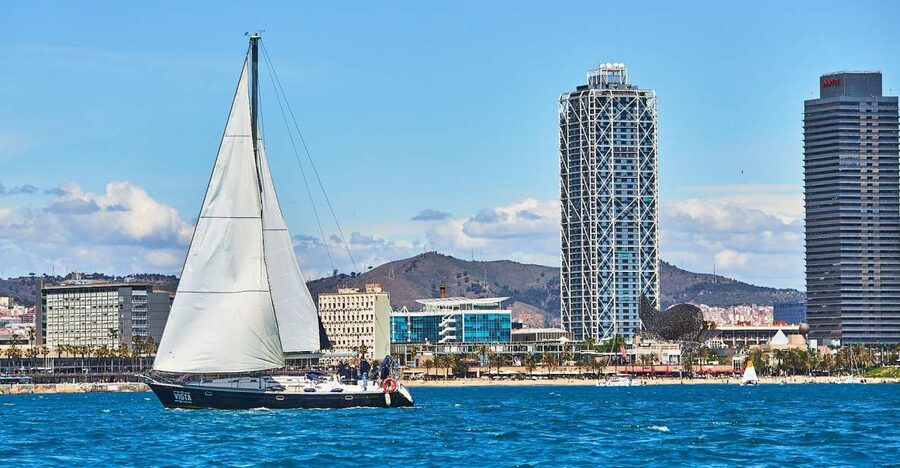 Barefoot: Private sailing cruise in Barcelona - Seeing Barcelona from the sea