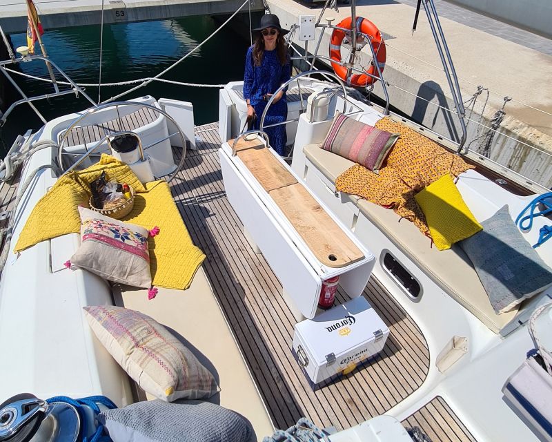 Barefoot: Private sailing cruise in Barcelona - The optional 30-minute swim stop