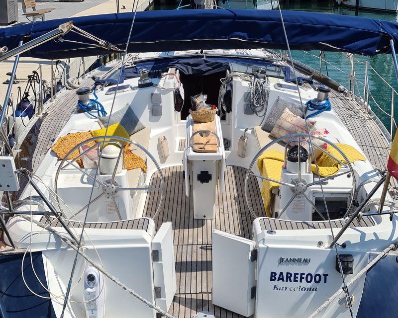 Barefoot: Private sailing cruise in Barcelona - Sailing with the captain or simply enjoying the ride