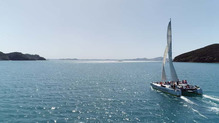 Bay of Islands 2-Hour Sundowner Evening Sailing Cruise - The first 15 minutes: leaving Paihia behind