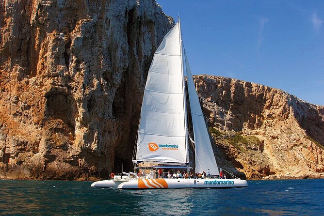 Bay trip in Calpe or Altea with a sailing catamaran - Leaving shore and finding your seat