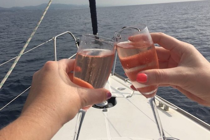 Big sailboat until 12 passengers + crew from Barcelona with Cava - FAQ