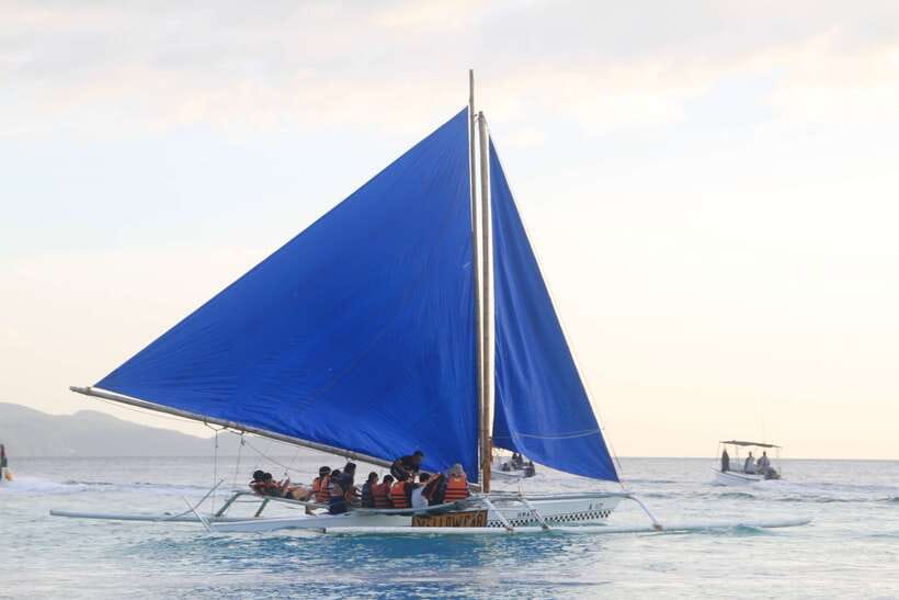 Boracay: Private Traditional Bamboo Boat Sailing Tour - A short ride with a very Boracay feel