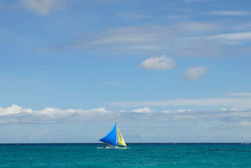 Boracay: Private Traditional Bamboo Boat Sailing Tour - What one hour on the water feels like