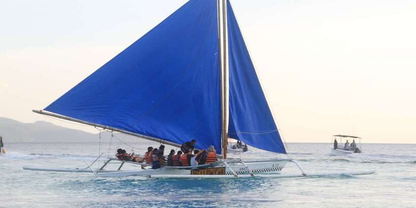 Boracay: Private Traditional Bamboo Boat Sailing Tour - Getting wet, staying comfortable, and taking photos
