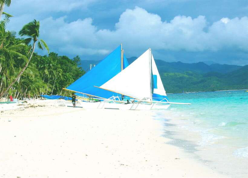 Boracay: Private Traditional Bamboo Boat Sailing Tour - Boarding the bamboo paraw at Station 1