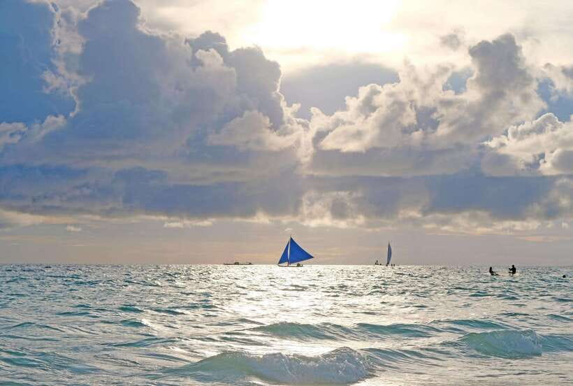 Boracay: Sunset Paraw Sailing Trip - The seating issue for couples