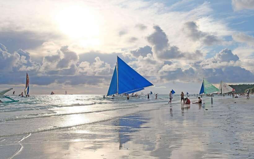 Boracay: Sunset Paraw Sailing Trip - Chasing the sunset across the bay